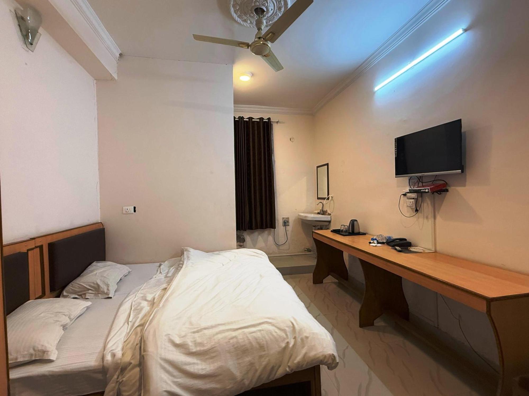 The Patel Stadium Hotel 1 Km From Bus Stand And 2 Km From Railway Station อัจเมอร์ ภายนอก รูปภาพ
